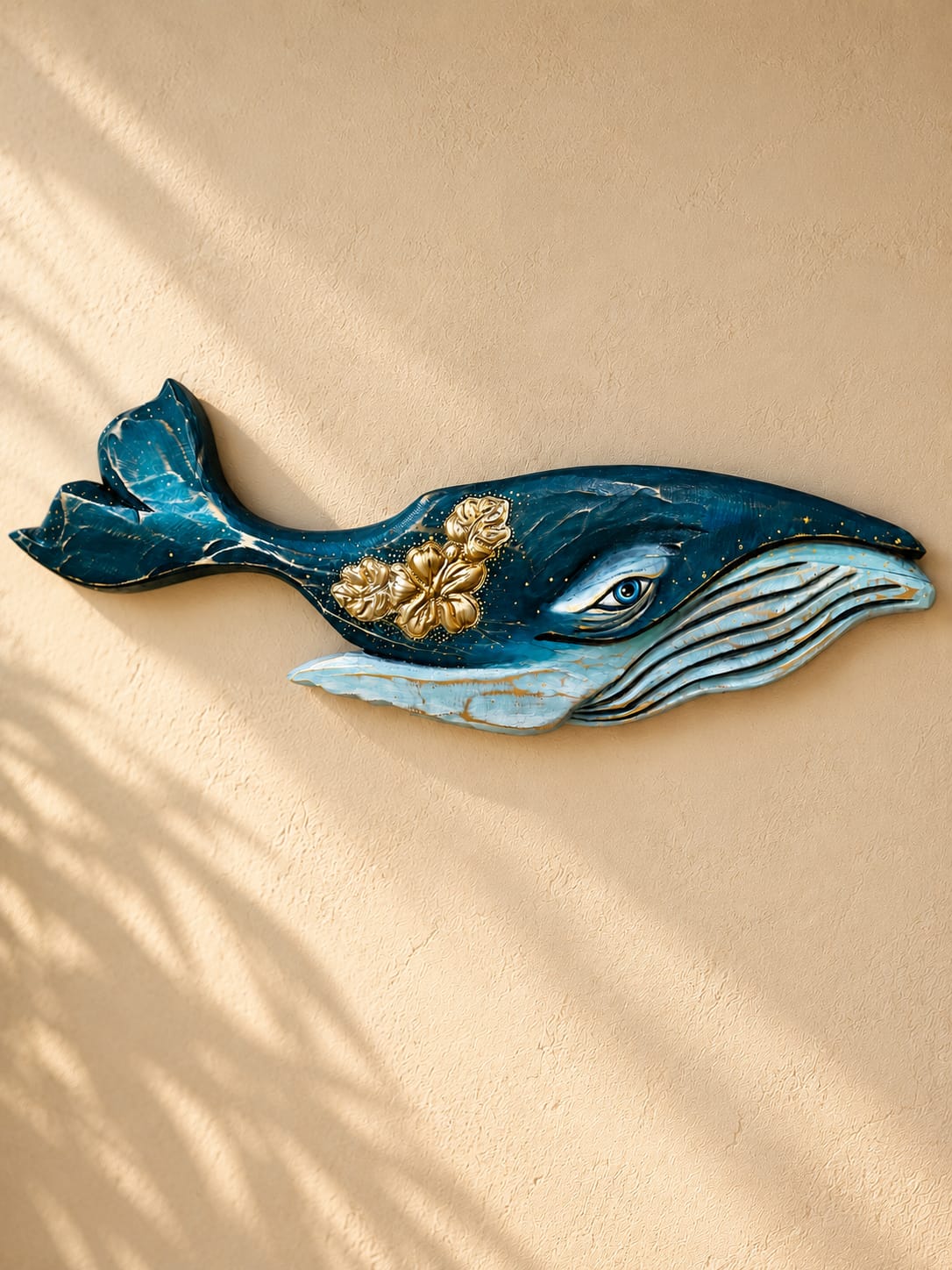 Ballena jorobada con detalle en metal repujado 